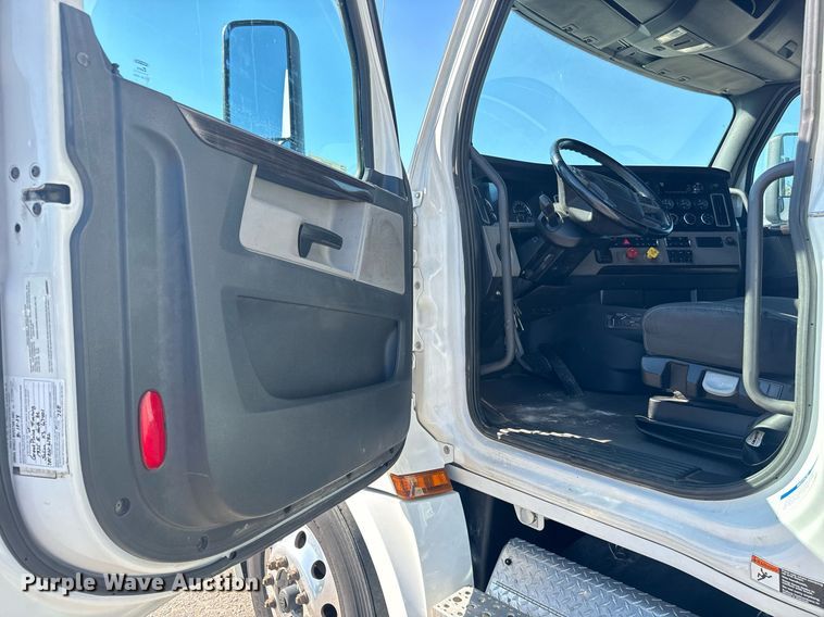 image for item MV9087 2019 Freightliner Cascadia semi truck