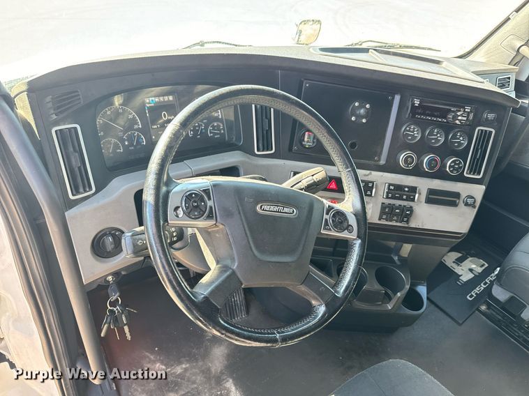 image for item MV9087 2019 Freightliner Cascadia semi truck