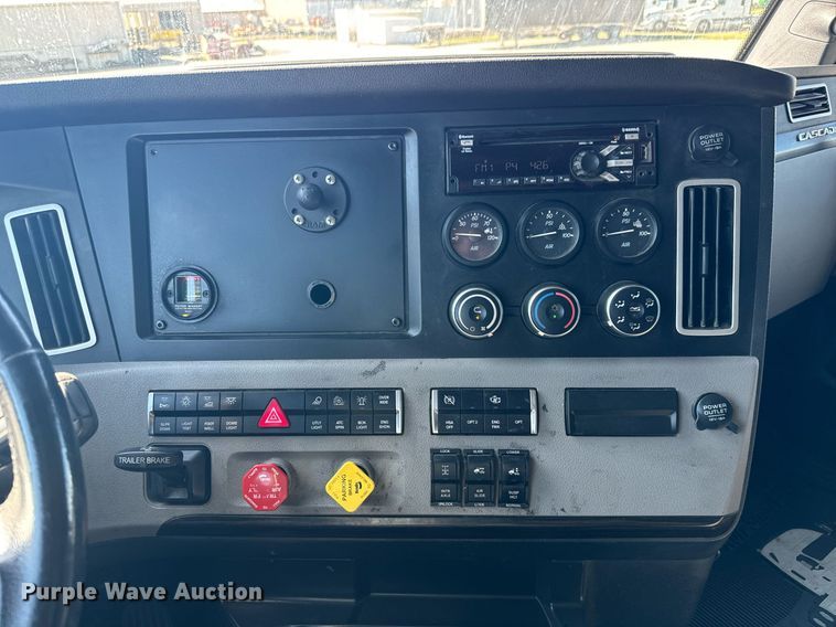 image for item MV9087 2019 Freightliner Cascadia semi truck