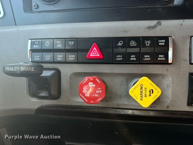 image for item MV9087 2019 Freightliner Cascadia semi truck