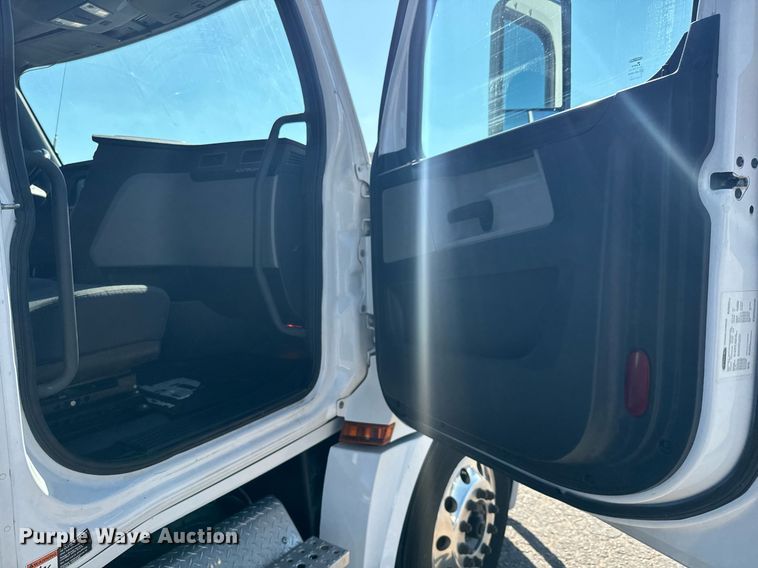 image for item MV9087 2019 Freightliner Cascadia semi truck