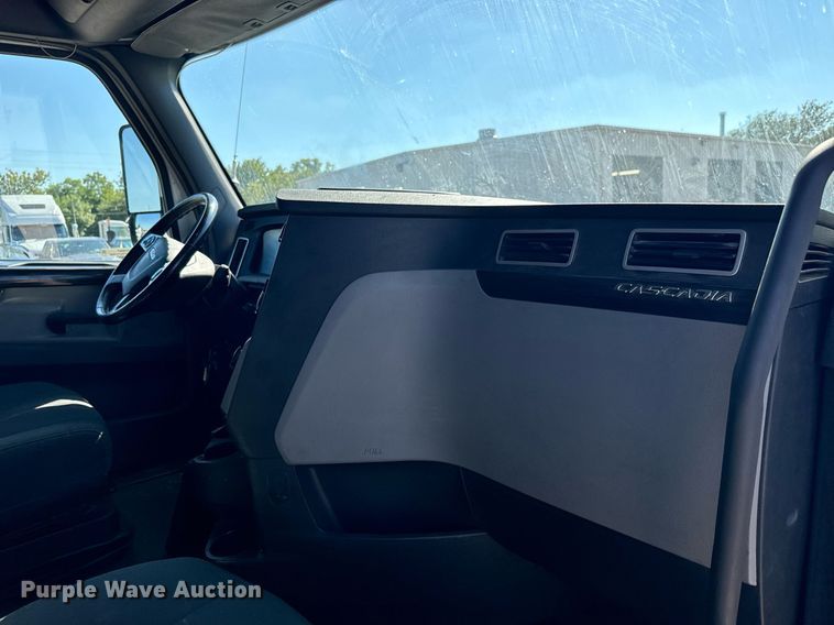 image for item MV9087 2019 Freightliner Cascadia semi truck