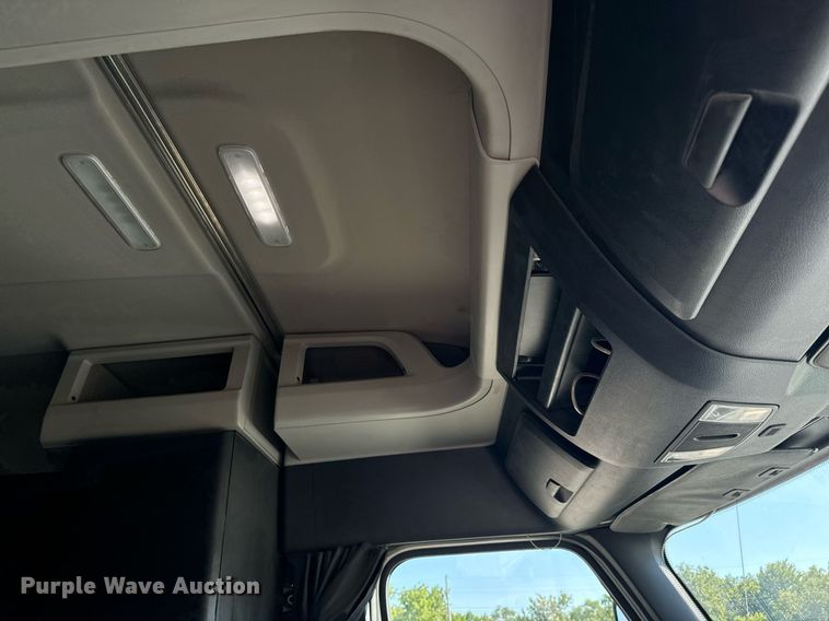 image for item MV9087 2019 Freightliner Cascadia semi truck