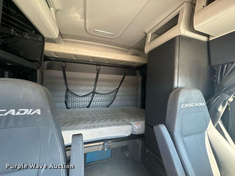 image for item MV9087 2019 Freightliner Cascadia semi truck