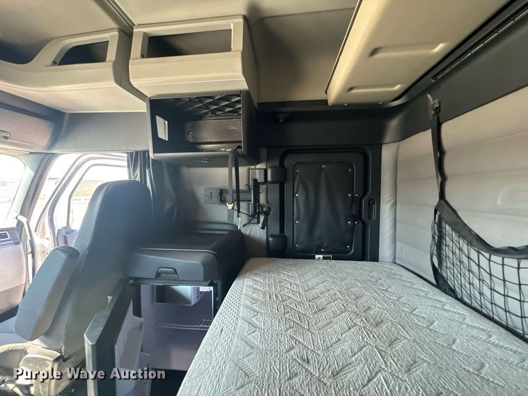 image for item MV9087 2019 Freightliner Cascadia semi truck