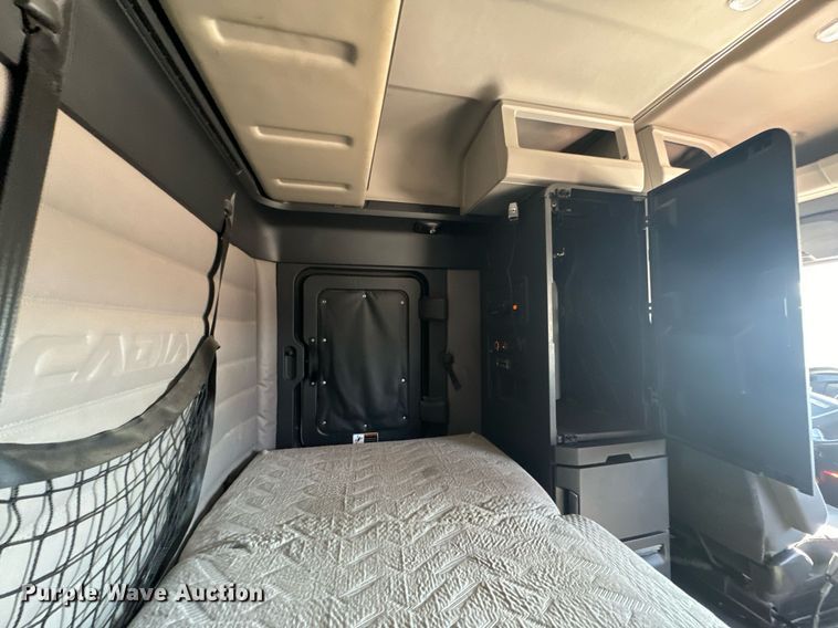 image for item MV9087 2019 Freightliner Cascadia semi truck