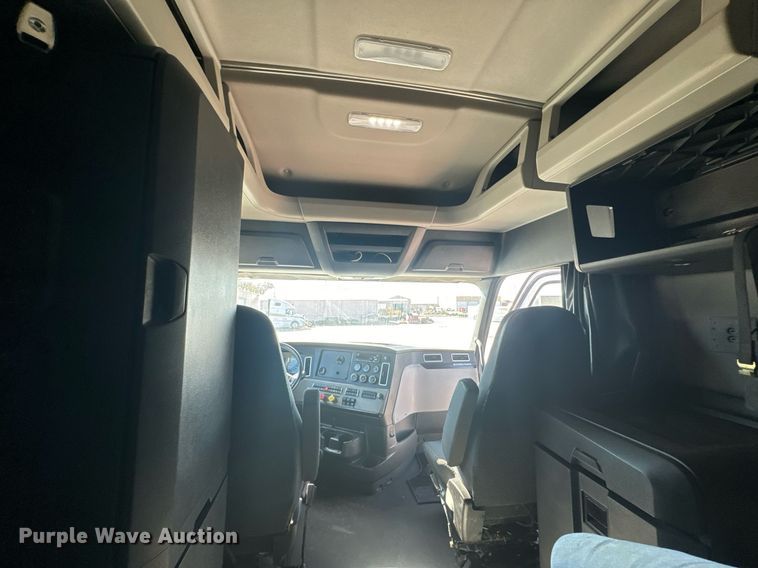 image for item MV9087 2019 Freightliner Cascadia semi truck