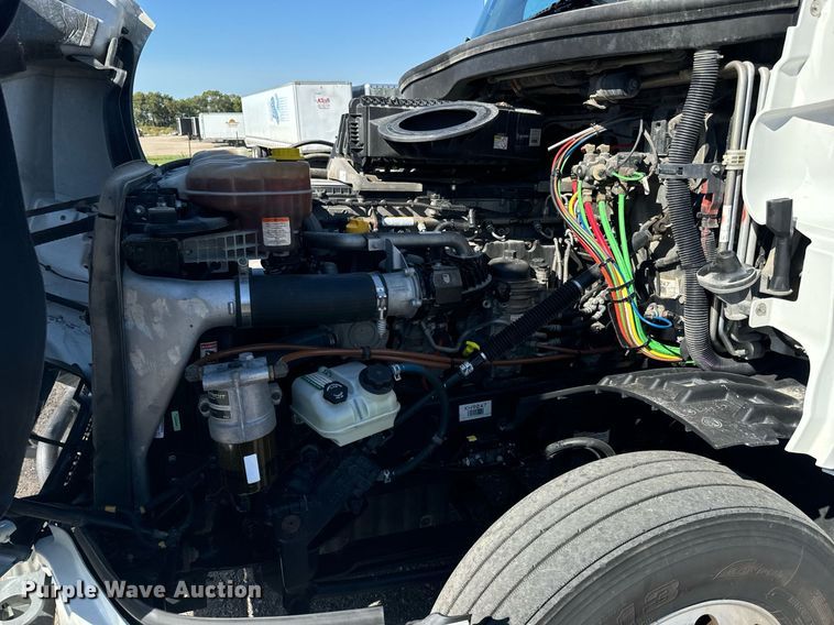 image for item MV9087 2019 Freightliner Cascadia semi truck