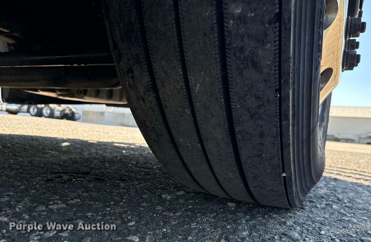 image for item MV9087 2019 Freightliner Cascadia semi truck