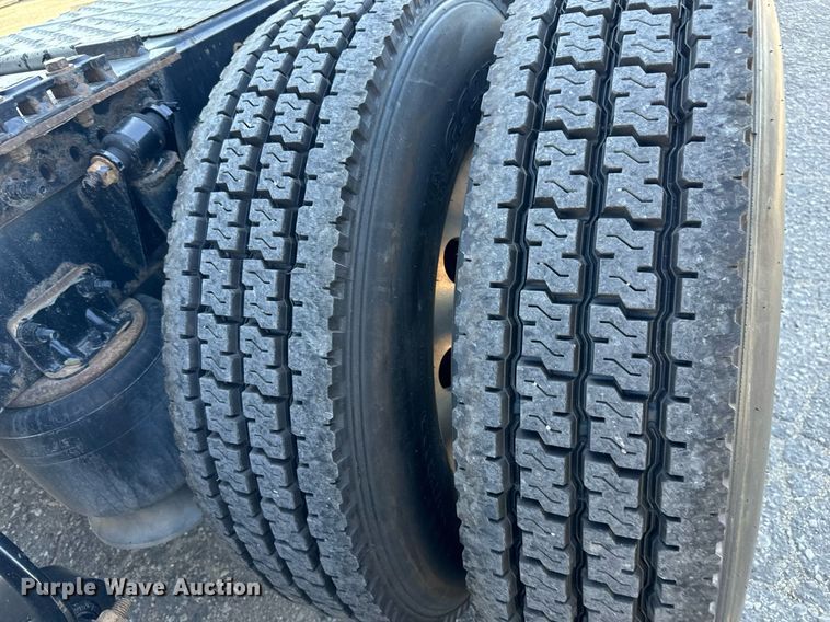 image for item MV9087 2019 Freightliner Cascadia semi truck