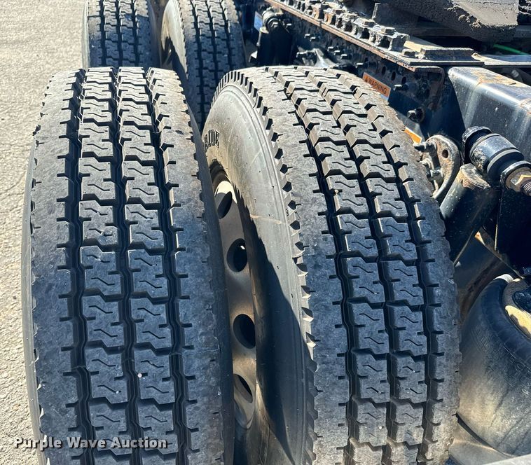 image for item MV9087 2019 Freightliner Cascadia semi truck