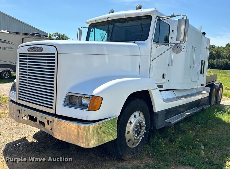 image for item NQ9732 1996 Freightliner  semi truck