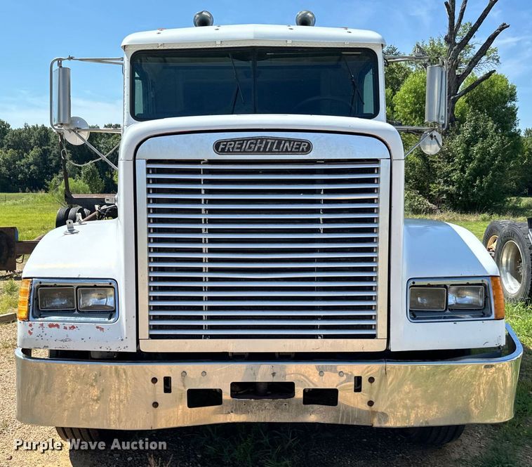 image for item NQ9732 1996 Freightliner  semi truck