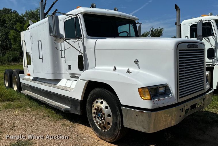 image for item NQ9732 1996 Freightliner  semi truck