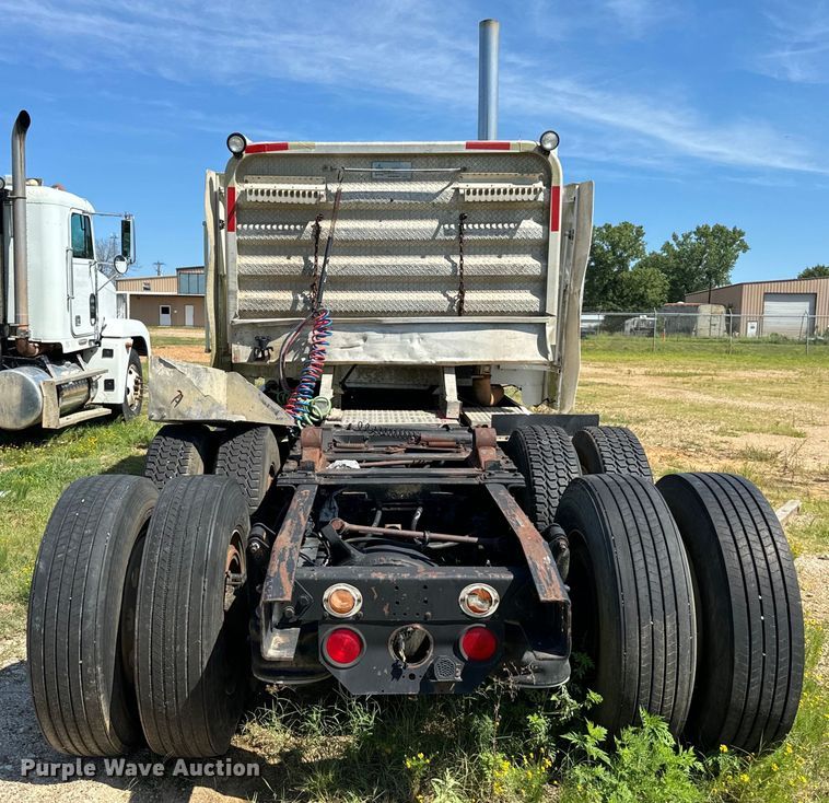 image for item NQ9732 1996 Freightliner  semi truck