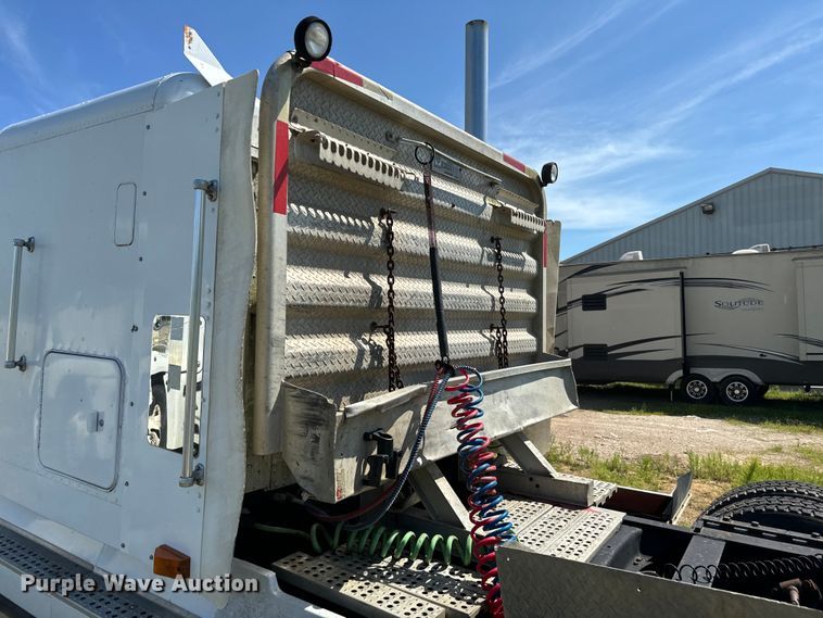 image for item NQ9732 1996 Freightliner  semi truck