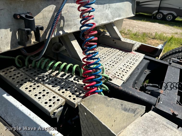 image for item NQ9732 1996 Freightliner  semi truck