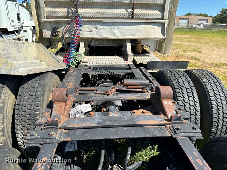 image for item NQ9732 1996 Freightliner  semi truck