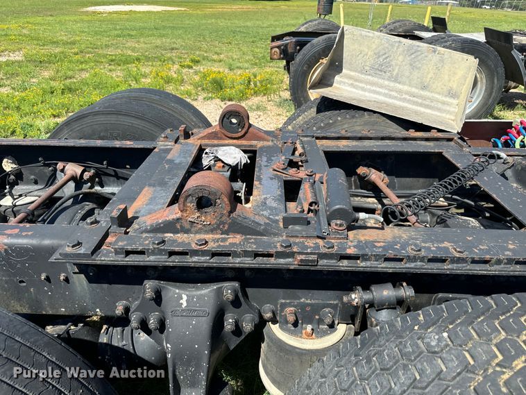 image for item NQ9732 1996 Freightliner  semi truck