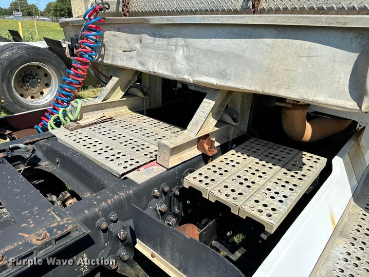 image for item NQ9732 1996 Freightliner  semi truck