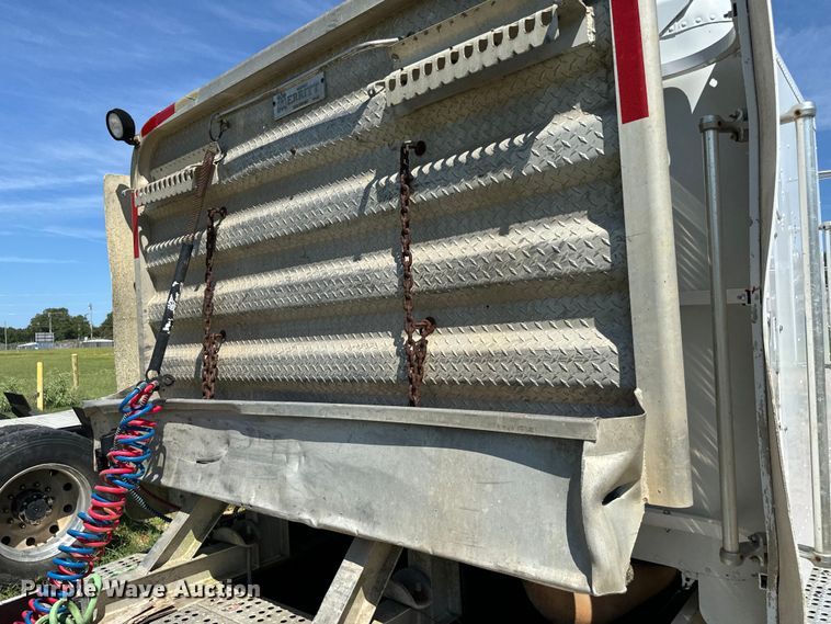 image for item NQ9732 1996 Freightliner  semi truck