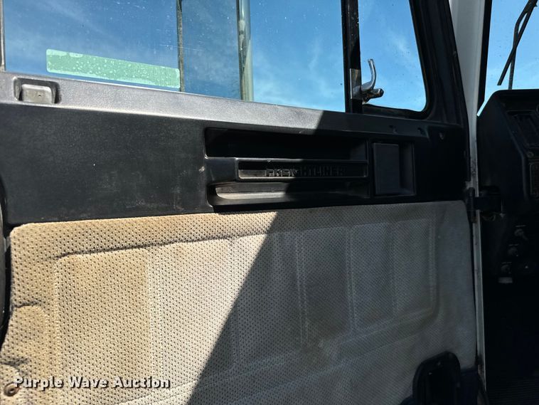 image for item NQ9732 1996 Freightliner  semi truck