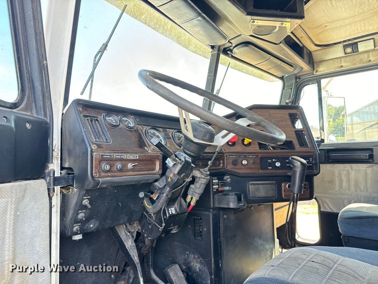 image for item NQ9732 1996 Freightliner  semi truck