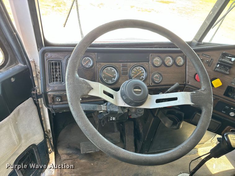 image for item NQ9732 1996 Freightliner  semi truck