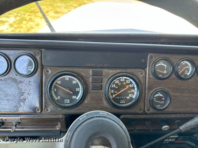 image for item NQ9732 1996 Freightliner  semi truck