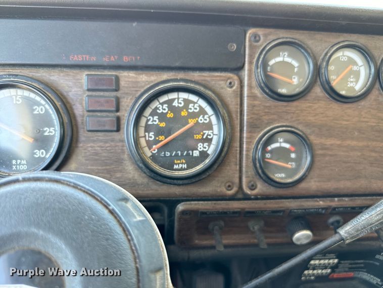 image for item NQ9732 1996 Freightliner  semi truck