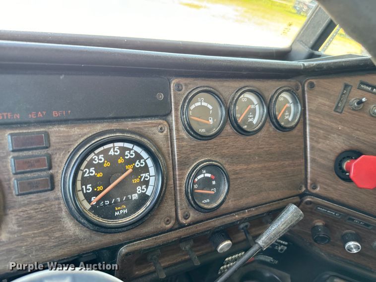 image for item NQ9732 1996 Freightliner  semi truck