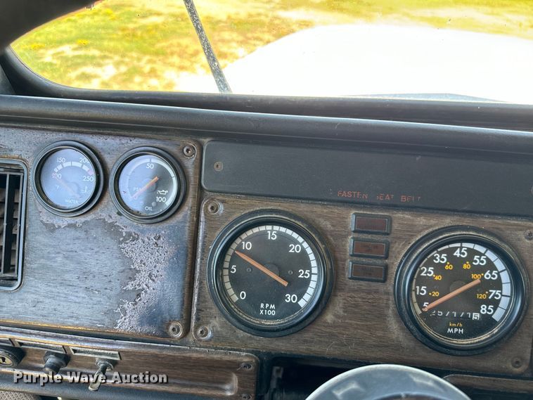 image for item NQ9732 1996 Freightliner  semi truck