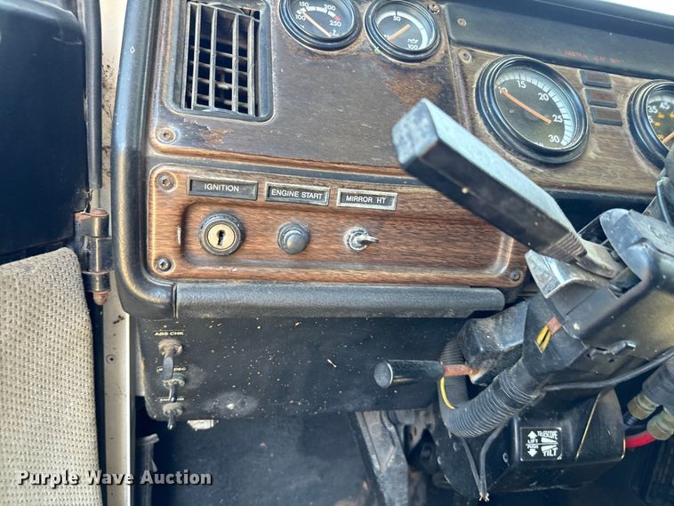 image for item NQ9732 1996 Freightliner  semi truck