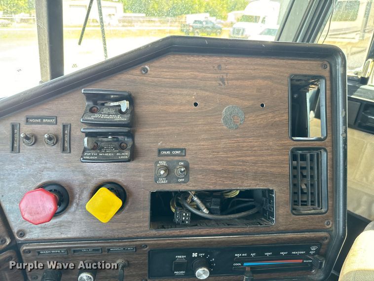 image for item NQ9732 1996 Freightliner  semi truck