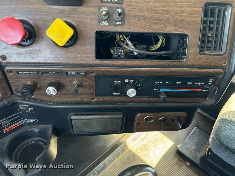 image for item NQ9732 1996 Freightliner  semi truck