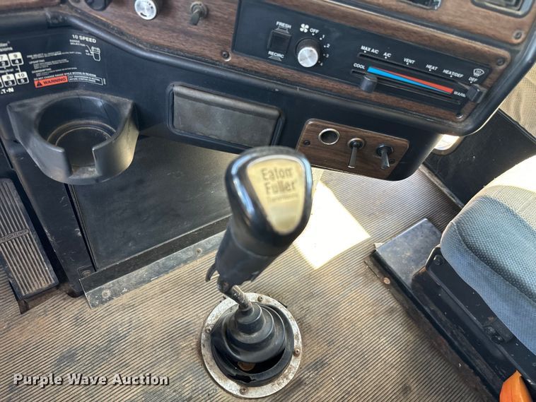 image for item NQ9732 1996 Freightliner  semi truck