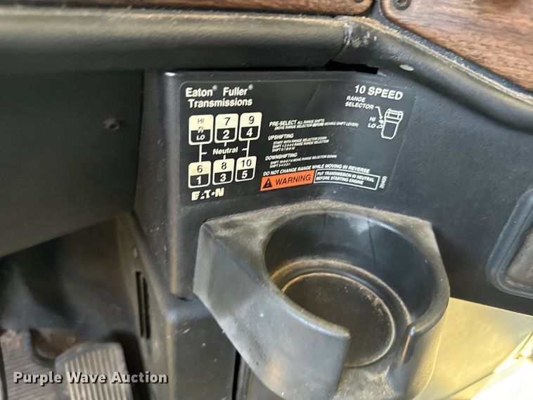 image for item NQ9732 1996 Freightliner  semi truck