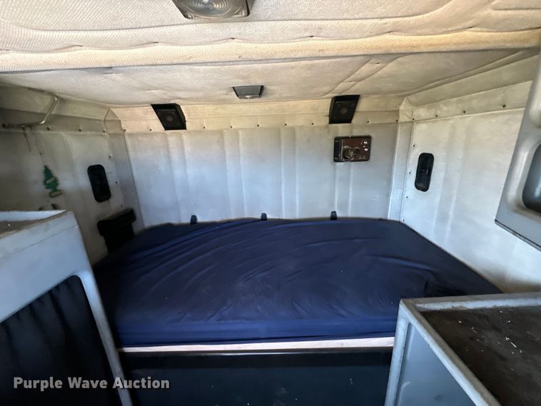 image for item NQ9732 1996 Freightliner  semi truck