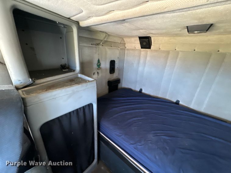 image for item NQ9732 1996 Freightliner  semi truck