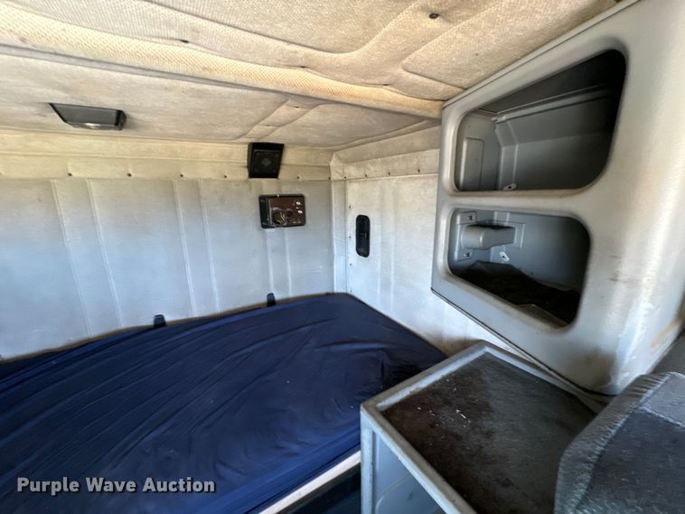 image for item NQ9732 1996 Freightliner  semi truck