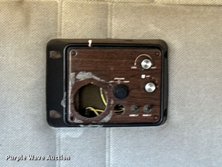 image for item NQ9732 1996 Freightliner  semi truck