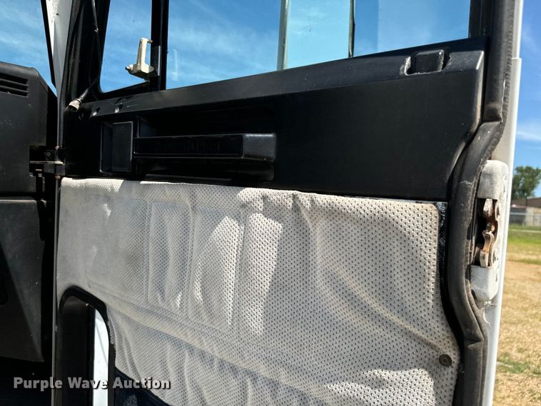 image for item NQ9732 1996 Freightliner  semi truck