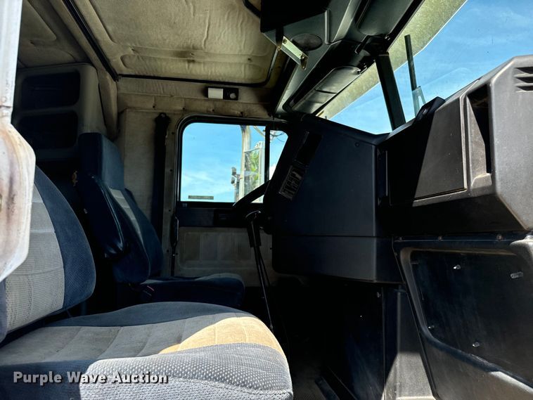 image for item NQ9732 1996 Freightliner  semi truck