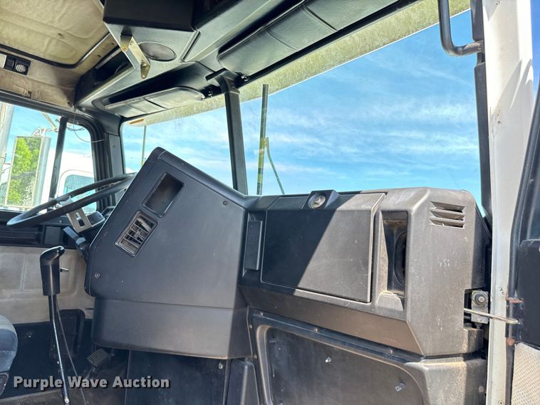 image for item NQ9732 1996 Freightliner  semi truck