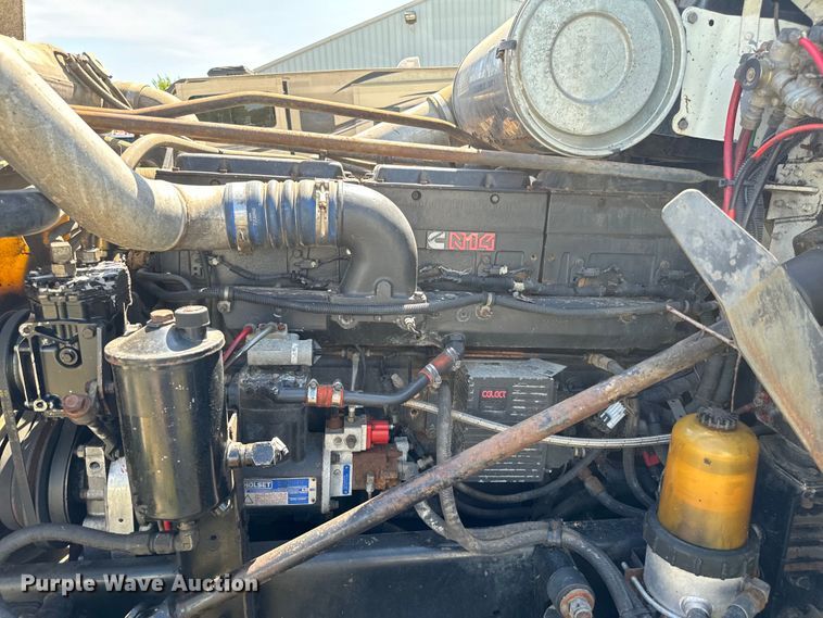 image for item NQ9732 1996 Freightliner  semi truck