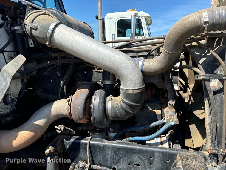 image for item NQ9732 1996 Freightliner  semi truck