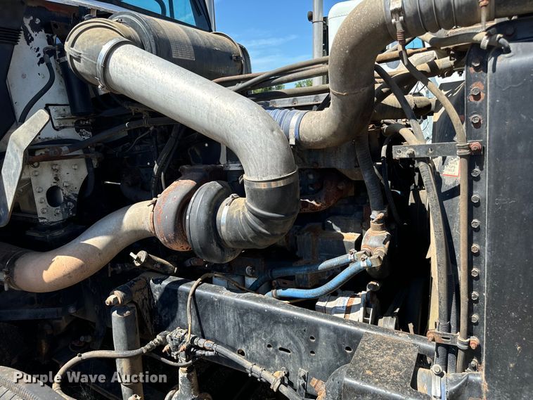 image for item NQ9732 1996 Freightliner  semi truck