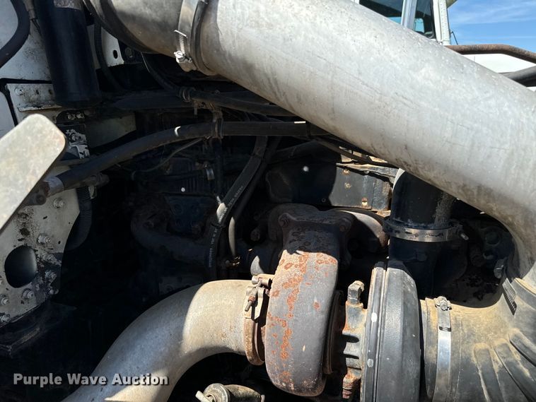 image for item NQ9732 1996 Freightliner  semi truck