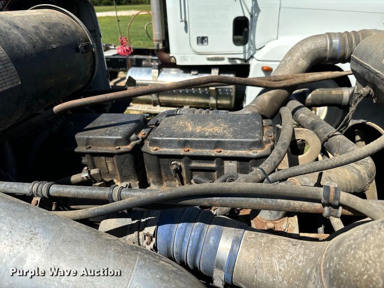 image for item NQ9732 1996 Freightliner  semi truck