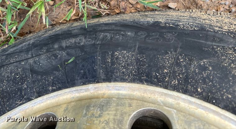 image for item NQ9732 1996 Freightliner  semi truck